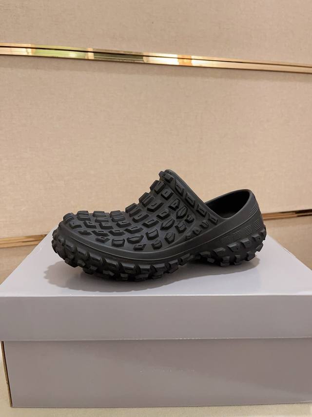 工厂价： 专柜版 Balenciaga Defender 巴黎世家 原装级 Balenciaga 巴黎世家 Defender时尚凉拖 轮胎拖鞋 货号：73525